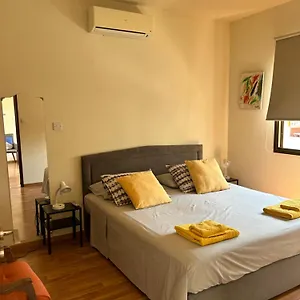 Extremely Comfy With Spacious Private Terrace 10min Walk To The & In Town Сasa de vacaciones Lárnaca